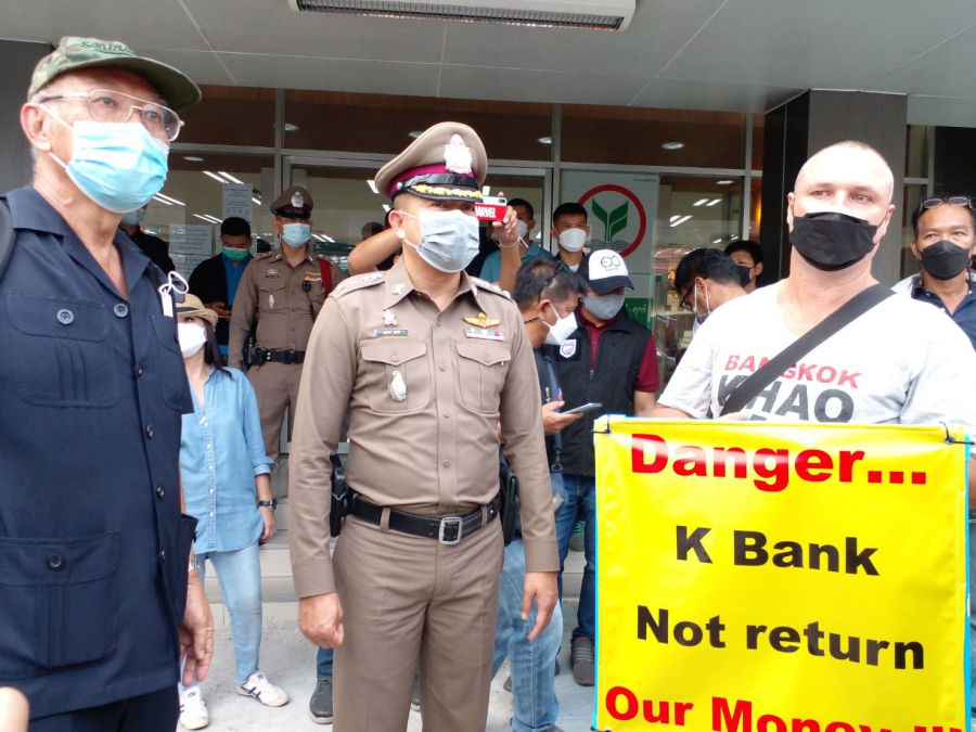 ชาวต่างชาติ​นับ 100 ติดตามคดี จนท.แบงก์ดัง พัทยา ฉ้อโกงเงิน 300 ล้านตัวแทนทนาย เผย คดีไม่คืบหน้า 11 มกราคม ศกหน้า บุกทำเนียบ