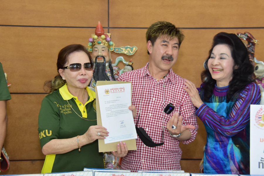 ประธาน บ.ซูเลียน มอบผลิตภัณฑ์ แก่มูลนิธิร่วมกตัญญู และ 2 ศิลปินแห่งชาติ สมบัติ-เพชรา ดารายอดนิยม