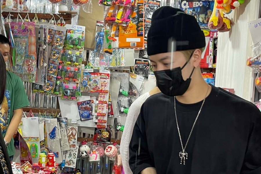 แจ็คสัน หวัง โผล่เซอร์ไพรส์ ลุยฝนเที่ยวตลาดดิวัน รัชดา ทำเอาอากาเซ่ กรี๊ดถ่ายรูปเซลฟี่
