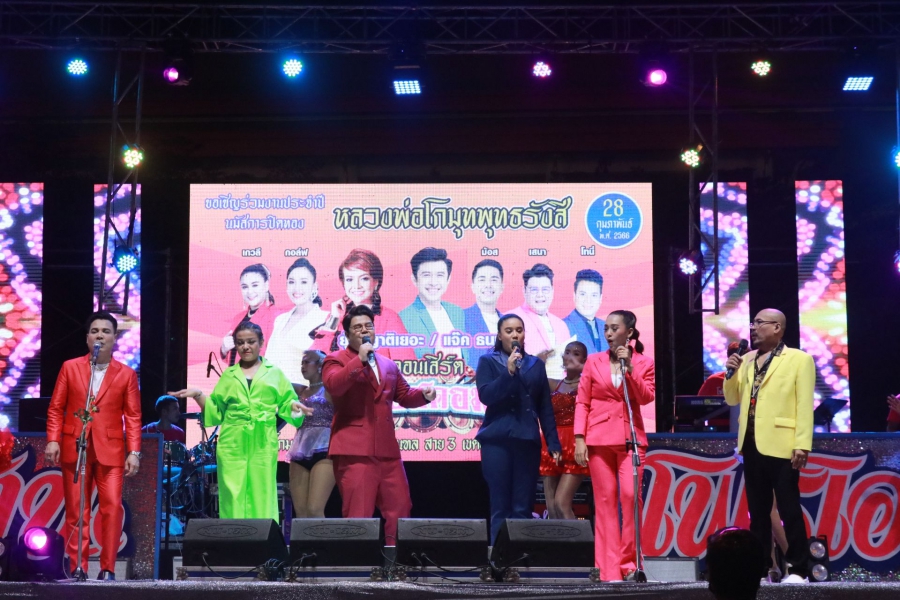 “แจ๊ค ธนพล-อ็อด โฟร์เอส-ดำ ดินสอพอง ร่วมงานบุญ 25 ปี วัดโกมุทพุทธรังสี โชว์รำวงย้อนยุค !!