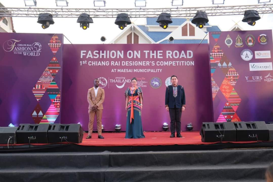 ก้าวแรก “ผู้ว่าททท.” คนใหม่ ผลักดัน Soft Power แฟชั่นผ้าล้านนาสู่แฟชั่นระดับโลก หน้าด่านแม่สาย พร้อมเข้าขอพรพระอาจารย์พบโชค