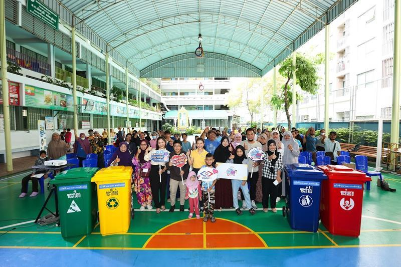 รถไฟฟ้าสายสีเหลือง ไม่หยุดดูแลชุมชน แม้เปิดบริการแล้ว จัดกิจกรรม ‘เปลี่ยนบ้านรก เป็นบ้านรัก’แทนคำขอบคุณ